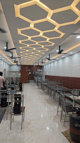 Restoran atau tempat lain untuk makan di HOTEL DIVINE RAMESHWARAM
