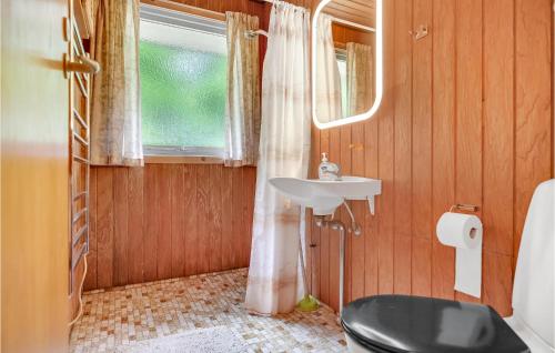 Koupelna v ubytování Beautiful Home In Ebeltoft With Kitchen