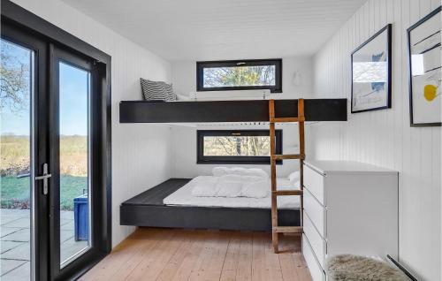 um pequeno quarto com um beliche e uma escada em Stunning Home In Hadsund With House A Panoramic View em Hadsund
