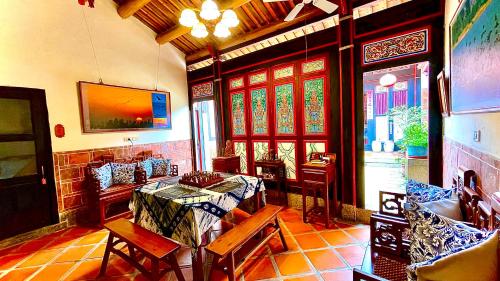 uma sala de estar com uma mesa e um sofá em Grace Homestay em Jincheng