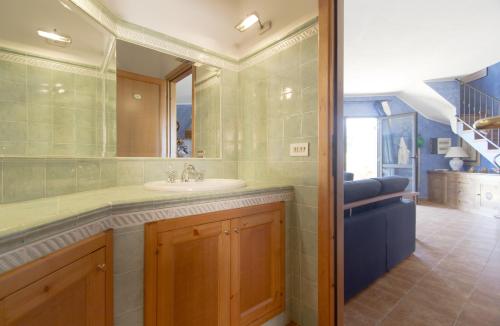 bagno con lavandino e specchio di Marine House a Cala Gonone