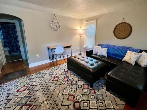uma sala de estar com um sofá e uma mesa em Roomy single bedroom with a huge back yard em Billings