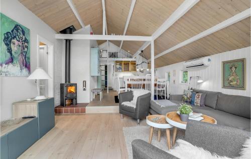 Ansagerにある3 Bedroom Stunning Home In Ansagerのソファとテーブルのあるリビングルーム