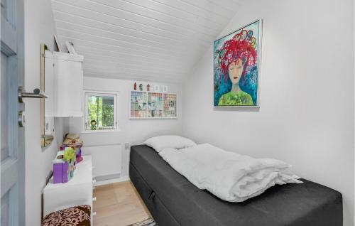 Säng eller sängar i ett rum på 3 Bedroom Stunning Home In Ansager