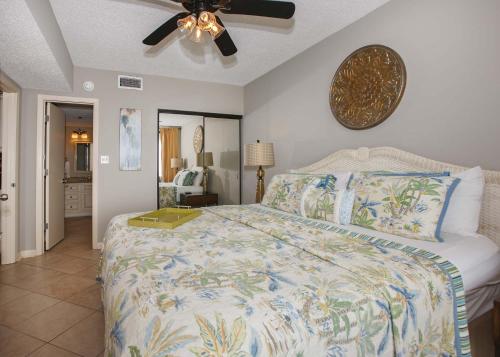 um quarto com uma cama e uma ventoinha de tecto em Shoalwater 802 em Orange Beach