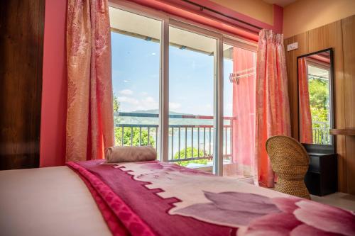 um quarto com uma cama e uma janela grande em The Seaview Residency em Port Blair