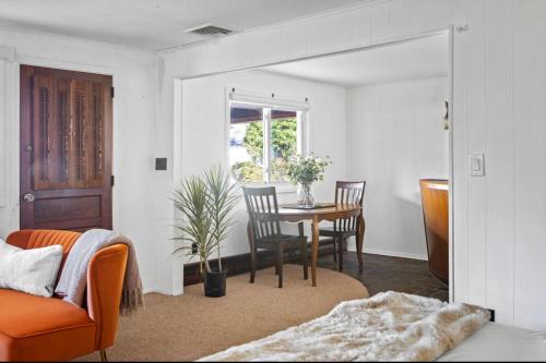 a living room with a table and a chair at Cheerful Studio Getaway/Garden/By Lake State Park. in West Hempstead