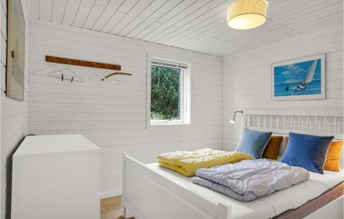 Ένα ή περισσότερα κρεβάτια σε δωμάτιο στο 3 Bedroom Gorgeous Home In Strandby