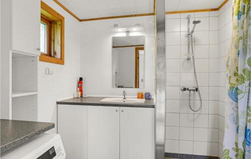 La salle de bains est pourvue d'un lavabo et d'une douche. dans l'établissement 3 Bedroom Gorgeous Home In Strandby, à Strandby