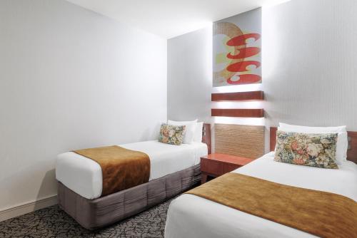a hotel room with two beds in a room at Adina Citylife Wellington in Wellington