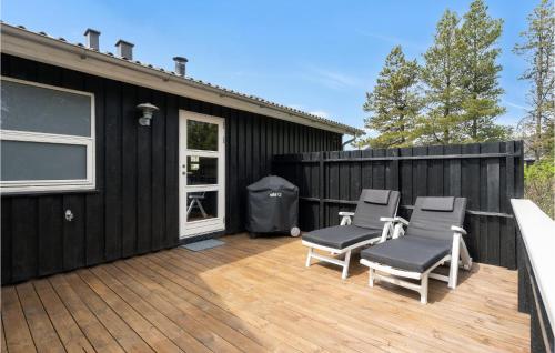 una terrazza con quattro sedie e una casa di Cozy Home In Blåvand With Wifi a Blåvand