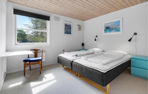 - une chambre avec un lit, un bureau et une fenêtre dans l'établissement Cozy Home In Blvand With Wifi, à Blåvand