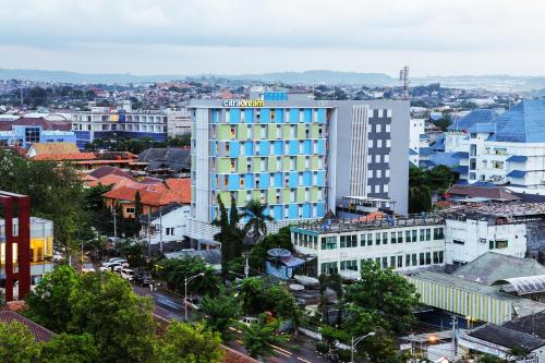 een uitzicht op een stad met een groot gebouw bij Hotel Citradream Semarang in Semarang