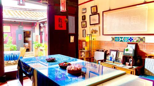 - une salle à manger avec une table et des bols de nourriture dans l'établissement Grace Homestay, à Jincheng