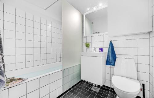 Koupelna v ubytování Stunning Apartment In Ebeltoft With Wifi