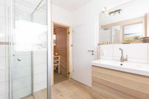 a bathroom with a sink and a shower at Marina 22-B in Cuxhaven