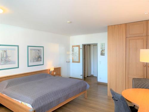 a bedroom with a bed and a table and a room at Trafalgar 231 in Döse