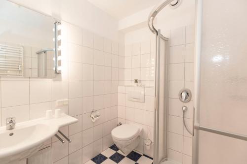 A bathroom at Kurpark-Residenz 203