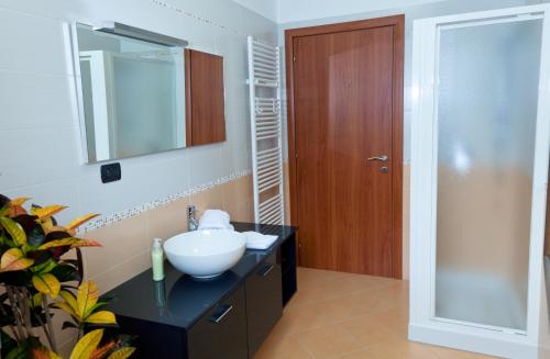 NervianoにあるResidenza Auroraのバスルーム(洗面台、鏡付)