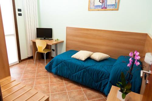 NervianoにあるResidenza Auroraのベッドルーム1室(ベッド1台、デスク、コンピュータ付)