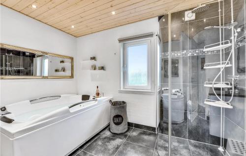 Koupelna v ubytování 3 Bedroom Amazing Home In Hvide Sande