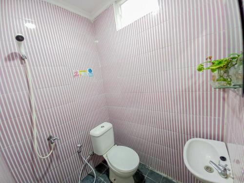 Koupelna v ubytování Homestay Bahari near Wisata Bahari Tlocor Sidoarjo Mitra RedDoorz