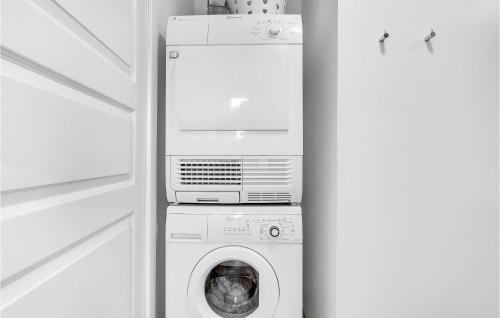 a washer and a washing machine in a kitchen at Cozy Home In Rudkøbing With Wifi in Spodsbjerg