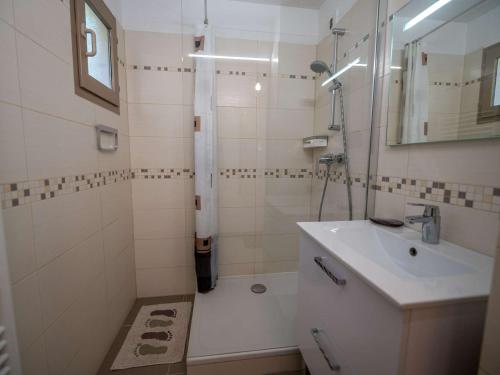 une salle de bain blanche avec un lavabo et une douche dans l'établissement Appartement Climatisé avec Terrasse et Piscine au Lavandou - FR-1-308-168, au Lavandou