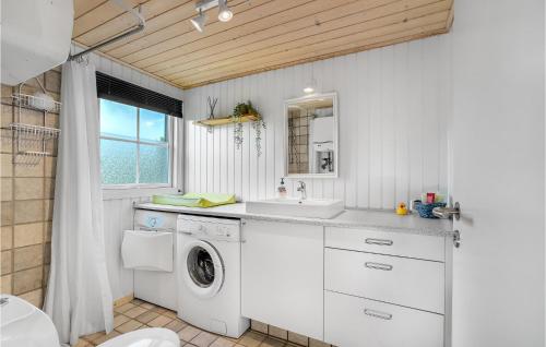 lavadero blanco con fregadero y lavadora en Beautiful Home In Vinderup With Kitchen, en Vinderup