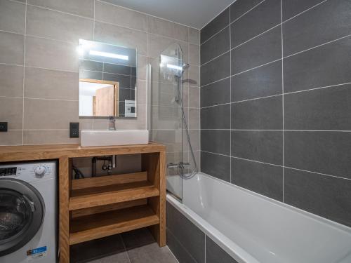 uma casa de banho com um lavatório e uma máquina de lavar roupa em Appartement Champagny-en-Vanoise, 3 pièces, 6 personnes - FR-1-638-9 em Champagny-en-Vanoise
