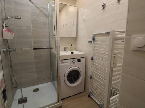 La salle de bains est pourvue d'un lave-linge et d'une douche. dans l'établissement Studio cabine équipé pour 4 pers avec parking privé à 2 min de la mer au Grau-du-Roi - FR-1-307-210, au Grau-du-Roi