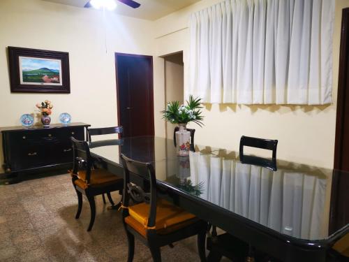 a dining room with a table and chairs at Departamento vintage in Papantla de Olarte