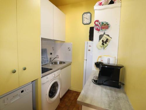 Photo de la galerie de l'établissement Studio Cabine Tout Confort à 350m de la Plage avec Parking Privé, 4 Pers - FR-1-307-209, au Grau-du-Roi