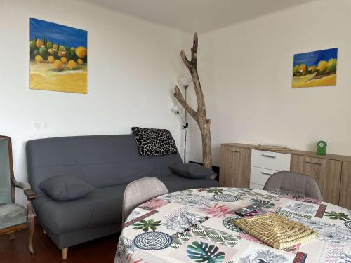 un salon avec une table et un canapé dans l'établissement Appartement 2 pièces climatisé avec terrasse - Banyuls-sur-Mer - FR-1-225C-110, à Banyuls-sur-Mer