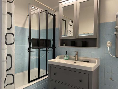 une salle de bain avec un lavabo et une douche dans l'établissement Appartement 2 pièces climatisé avec terrasse - Banyuls-sur-Mer - FR-1-225C-110, à Banyuls-sur-Mer