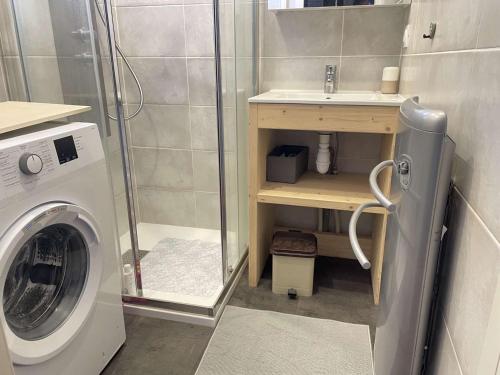 une salle de bain avec une machine à laver et un lavabo dans l'établissement Appartement cosy à Risoul 1850, 3 pièces, 6 pers., pied des pistes, proche commodités et luge - FR-1-330-560, à Risoul