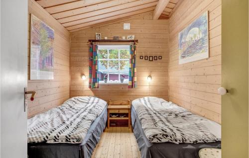 - 2 lits dans une petite chambre avec fenêtre dans l'établissement 3 Bedroom Cozy Home In Brkop, à Børkop