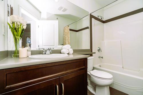 y baño con lavabo, aseo y bañera. en Comfortable and Modern Rowhouse Perfect for BC Escapade, air conditioned en Langley