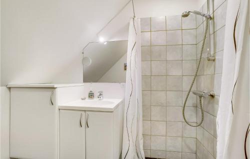 y baño blanco con lavabo y ducha. en Awesome Apartment In Lemvig With Kitchen en Lemvig