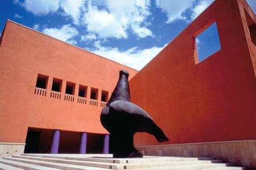 a statue of a bird in front of a building at Artesanias de Mexico (centrica, privada, comoda). in Monterrey