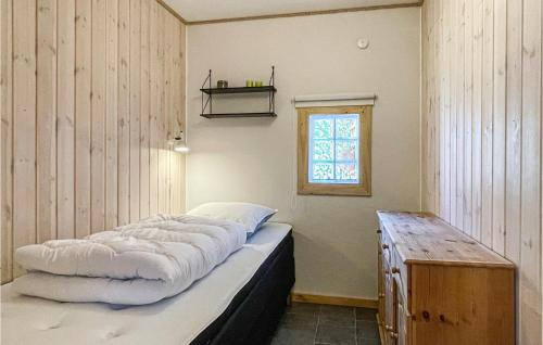 Un pat sau paturi într-o cameră la 2 Bedroom Pet Friendly Home In Nex