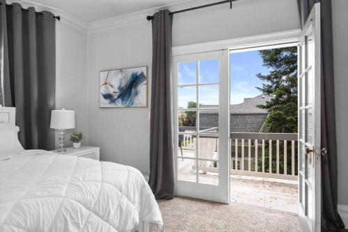 Postel nebo postele na pokoji v ubytování Entire 2nd and 3rd level of Spacious Historic Home