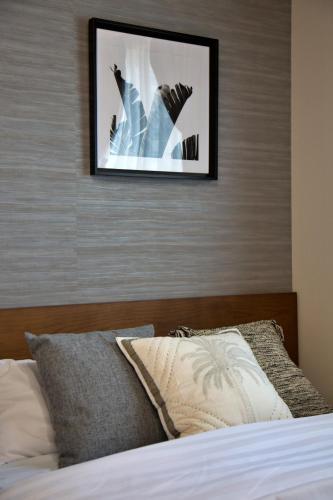 a bedroom with a bed with a picture on the wall at メイスン倶楽部 501 in Asato