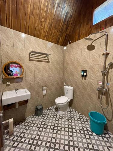 y baño con aseo y lavamanos. en Vila Glamping Lembah Kelud Kediri, en Berni