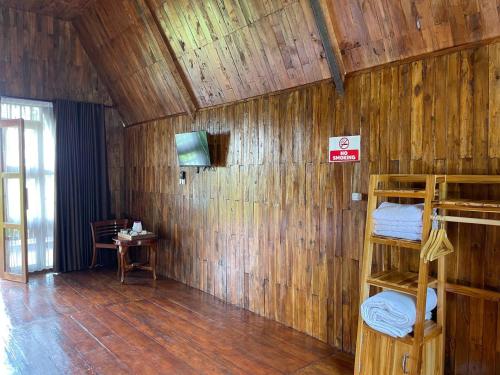 Zimmer mit 2 Etagenbetten in einer Holzwand in der Unterkunft Vila Glamping Lembah Kelud Kediri in Berni