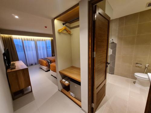 Kamar mandi di Parlezo by Kagum Hotels