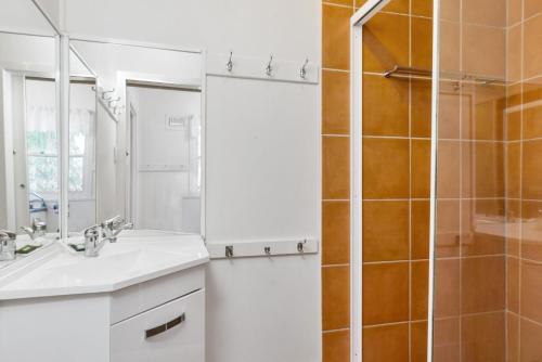 W łazience znajduje się umywalka i prysznic. w obiekcie Serenity Now w mieście Iluka