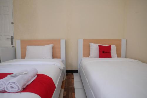 Katil atau katil-katil dalam bilik di RedDoorz Syariah near Kampus UNSOED Purwokerto