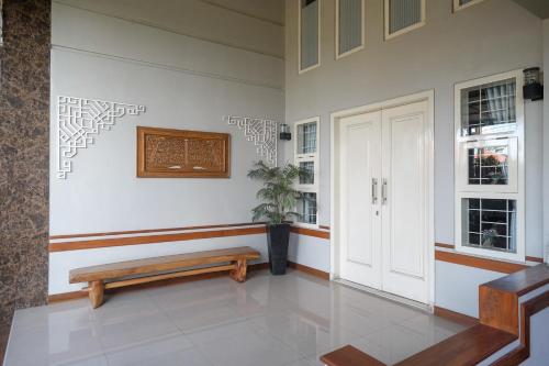 Ruang duduk di RedDoorz Syariah near Kampus UNSOED Purwokerto