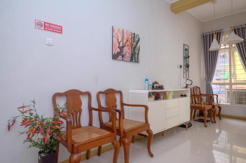 Ruang duduk di RedDoorz Syariah near Kampus UNSOED Purwokerto